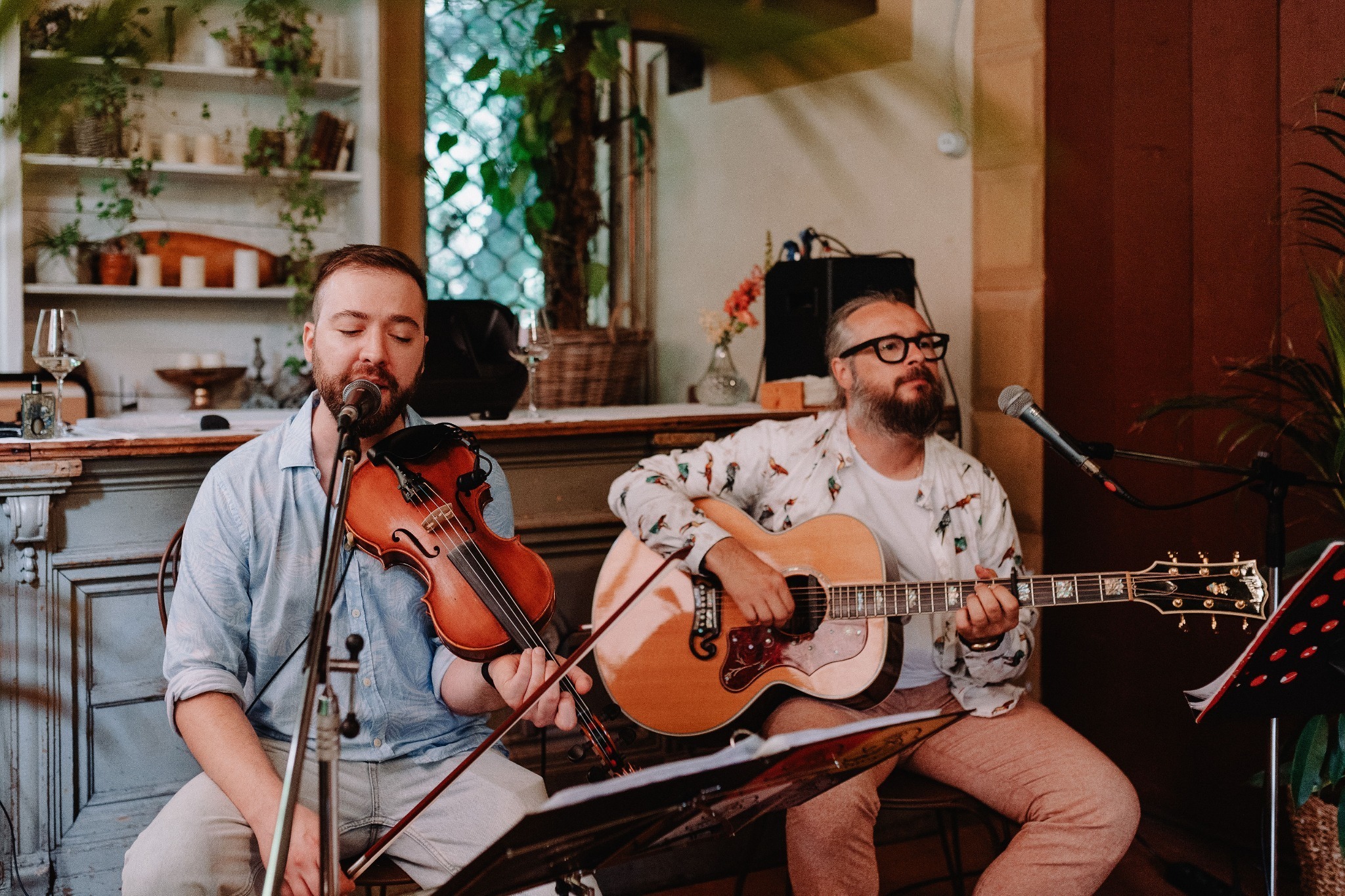 Pick n Bows in duo: voce, violino e chitarra